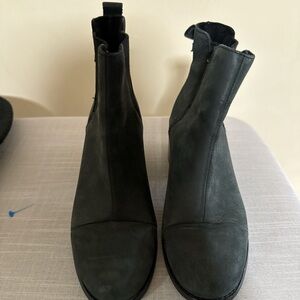 Black Chelsea boots‎ (Toms)